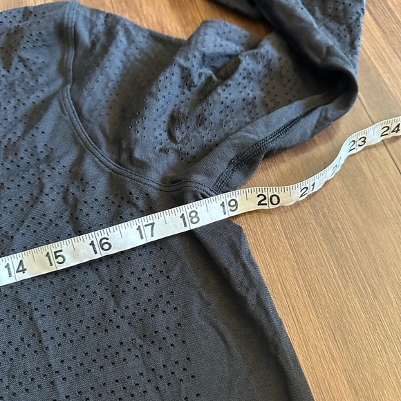 Lululemon Breeze By Long Sleeve Black W3BDXS Silverescent size 8 relaxed fit - Picture 6 of 7